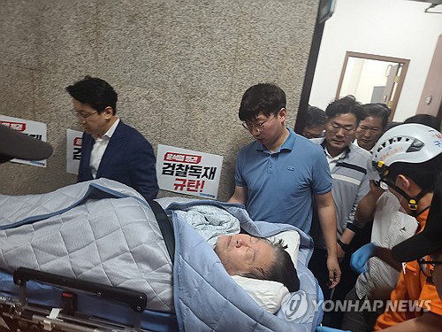 단식 중이던 더불어민주당 이재명 대표가 18일 건강이 악화돼 국회에서 병원으로 이송되고 있다. 검찰은 이날 이 대표에 대한 구속영장을 청구했다. 연합뉴스